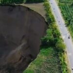 Tanah amblas kian mendekati jalan utama Aceh Tengah–Bener Meriah. Warga was-was, satu-satunya akses vital terancam runtuh kapan saja. Foto: TikTok @dirumahajabisa