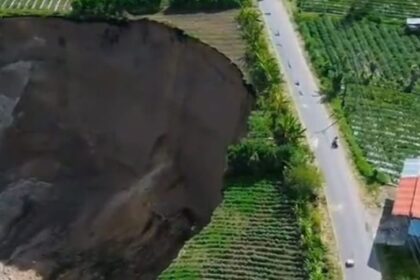 Tanah amblas kian mendekati jalan utama Aceh Tengah–Bener Meriah. Warga was-was, satu-satunya akses vital terancam runtuh kapan saja. Foto: TikTok @dirumahajabisa
