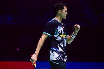 Jonatan Christie meluapkan kemenangannnya di semifinal India Open 2026. Foto: PBSI