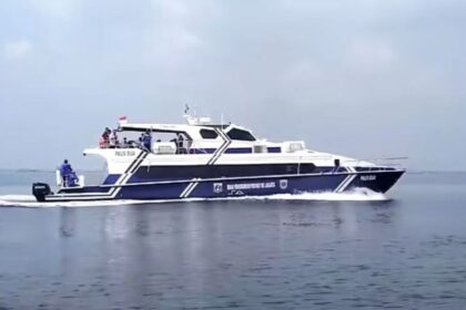Kapal cepat Dishub DKI Jakarta kembali beroperasi melayani rute Muara Angke–Kepulauan Seribu setelah sempat dihentikan akibat cuaca buruk. Tiga lintasan telah mengantongi izin berlayar, sementara rute ke Pulau Sabira masih ditutup. Foto: Tangkap layar TikTok @syifasevilaa