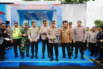 Kapolri Jenderal Pol Listyo Sigit saat meresmikan secara langsung 19 jembatan merah putih presisi di Desa Cucukan, Prambanan, Klaten, Jawa Tengah.