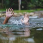 Ilustrasi, Genangan banjir di permukiman warga bisa berujung petaka. Dua bocah tewas tenggelam saat bermain air di Perumahan Taman Cikande, Kabupaten Tangerang. Foto: Istcok @razaklatif