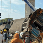Para pekerja mencari korban di reruntuhan kereta penumpang setelah derek konstruksi roboh menimpa kereta tersebut di distrik Sikhio, Nakhon Ratchasima, Thailand. Foto: EPA