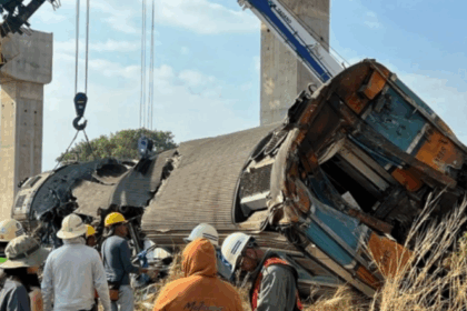 Para pekerja mencari korban di reruntuhan kereta penumpang setelah derek konstruksi roboh menimpa kereta tersebut di distrik Sikhio, Nakhon Ratchasima, Thailand. Foto: EPA