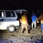 Tim SAR gabungan sedang melakukan evakuasi terhadap korban yang hilang terseret ombak ke dalam mobil untuk dibawa ke rumah duka, kemarin.