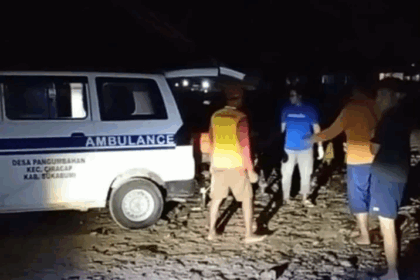 Tim SAR gabungan sedang melakukan evakuasi terhadap korban yang hilang terseret ombak ke dalam mobil untuk dibawa ke rumah duka, kemarin.