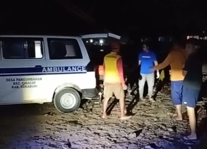 Tim SAR gabungan sedang melakukan evakuasi terhadap korban yang hilang terseret ombak ke dalam mobil untuk dibawa ke rumah duka, kemarin.