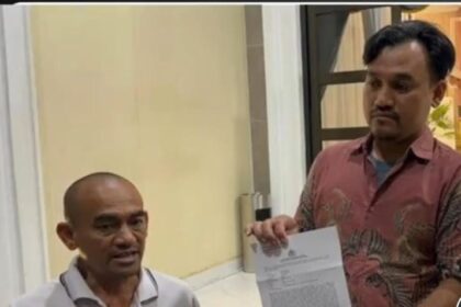 Guru SMK Negeri 3 Tanjung Jabung Timur, Jambi, melapor ke Polda Jambi usai terlibat perkelahian dengan sejumlah siswanya. Kasus ini dilaporkan ke polisi setelah video insiden tersebut viral di media sosial dan diduga berdampak pada kondisi fisik serta psikis korban. Foto: TikTok @kurukurunews