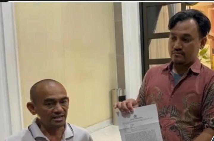 Guru SMK Negeri 3 Tanjung Jabung Timur, Jambi, melapor ke Polda Jambi usai terlibat perkelahian dengan sejumlah siswanya. Kasus ini dilaporkan ke polisi setelah video insiden tersebut viral di media sosial dan diduga berdampak pada kondisi fisik serta psikis korban. Foto: TikTok @kurukurunews