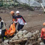 Tim SAR sedang mengevakuasi korban longsor di longsor di wilayah Cisarua, Kabupaten Bandung Barat. Foto : Ist