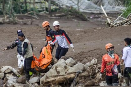 Tim SAR sedang mengevakuasi korban longsor di longsor di wilayah Cisarua, Kabupaten Bandung Barat. Foto : Ist