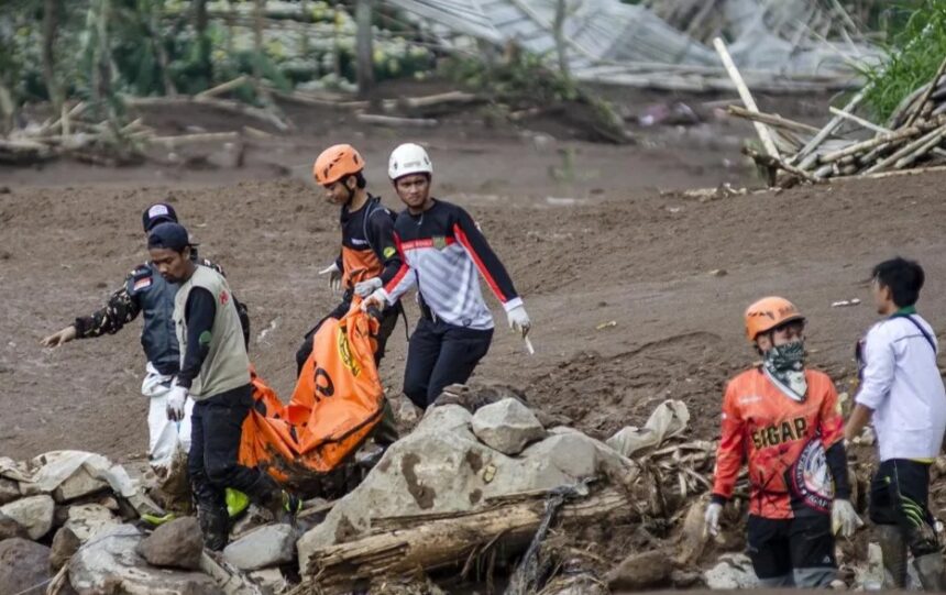 Tim SAR sedang mengevakuasi korban longsor di longsor di wilayah Cisarua, Kabupaten Bandung Barat. Foto : Ist