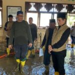 Menag Nasaruddin Umar ketika meninjau proses pembersihan lumpur di MIN 43 Bireuen, Aceh. Foto: kemenag