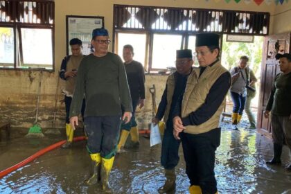 Menag Nasaruddin Umar ketika meninjau proses pembersihan lumpur di MIN 43 Bireuen, Aceh. Foto: kemenag