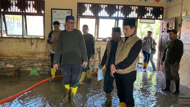 Menag Nasaruddin Umar ketika meninjau proses pembersihan lumpur di MIN 43 Bireuen, Aceh. Foto: kemenag