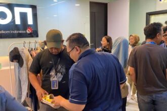 Penyerahan Donasi Pakaian Layak Pakai dari Program CSR Thrift & Give dalam Rangka HUT ke-15 Nuon kepada Clothes for Charity di Jakarta Rabu, (17/12). Foto: Telkom Indonesia