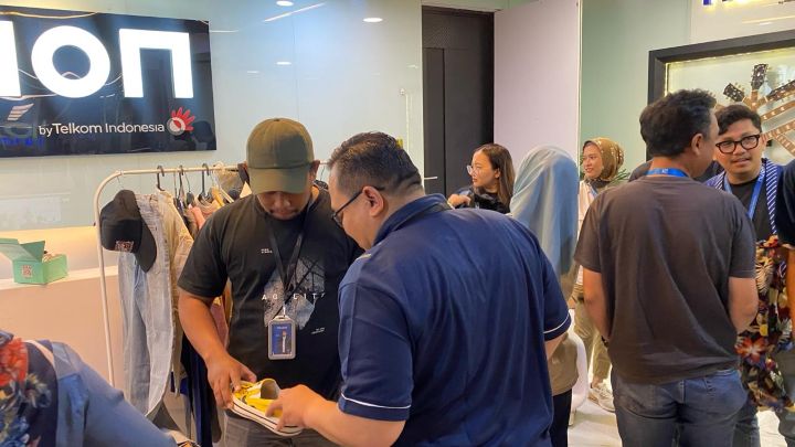 Penyerahan Donasi Pakaian Layak Pakai dari Program CSR Thrift & Give dalam Rangka HUT ke-15 Nuon kepada Clothes for Charity di Jakarta Rabu, (17/12). Foto: Telkom Indonesia