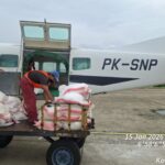 Petugas OMC memuat bahan semai berupa Natrium Klorida (NaCL) ke dalam pesawat carravan PK-SNP untuk operasi modifikasi cuaca di Wilayah Jawa Tengah, Kamis (15/1/2026). Foto: Ist