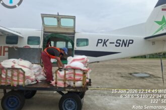 Petugas OMC memuat bahan semai berupa Natrium Klorida (NaCL) ke dalam pesawat carravan PK-SNP untuk operasi modifikasi cuaca di Wilayah Jawa Tengah, Kamis (15/1/2026). Foto: Ist
