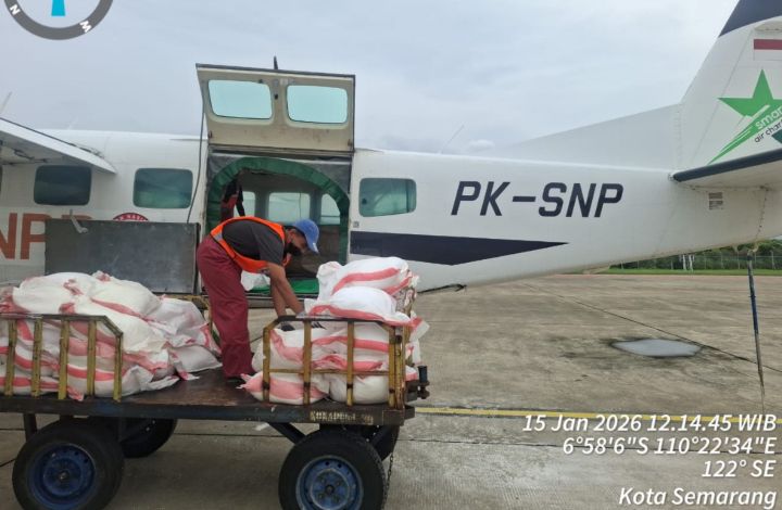 Petugas OMC memuat bahan semai berupa Natrium Klorida (NaCL) ke dalam pesawat carravan PK-SNP untuk operasi modifikasi cuaca di Wilayah Jawa Tengah, Kamis (15/1/2026). Foto: Ist