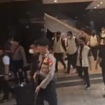 Penyidik usai melakukan penggeledahan. Foto: ipol.id