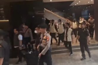Penyidik usai melakukan penggeledahan. Foto: ipol.id