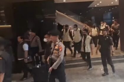 Penyidik usai melakukan penggeledahan. Foto: ipol.id