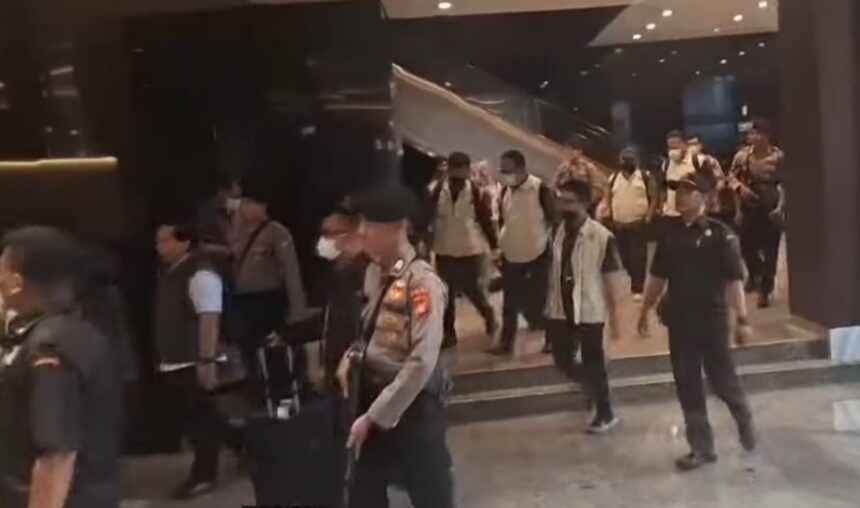 Penyidik usai melakukan penggeledahan. Foto: ipol.id