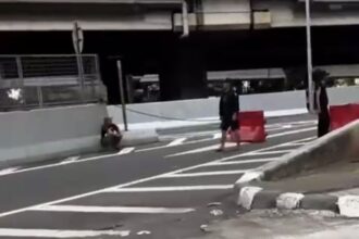 Sejumlah orang melakukan penjagaan di exit Tol Rawa Buaya, Cengkareng, Jakarta Barat. Foto: dok. Satlantas Polres Metro Jakarta Barat