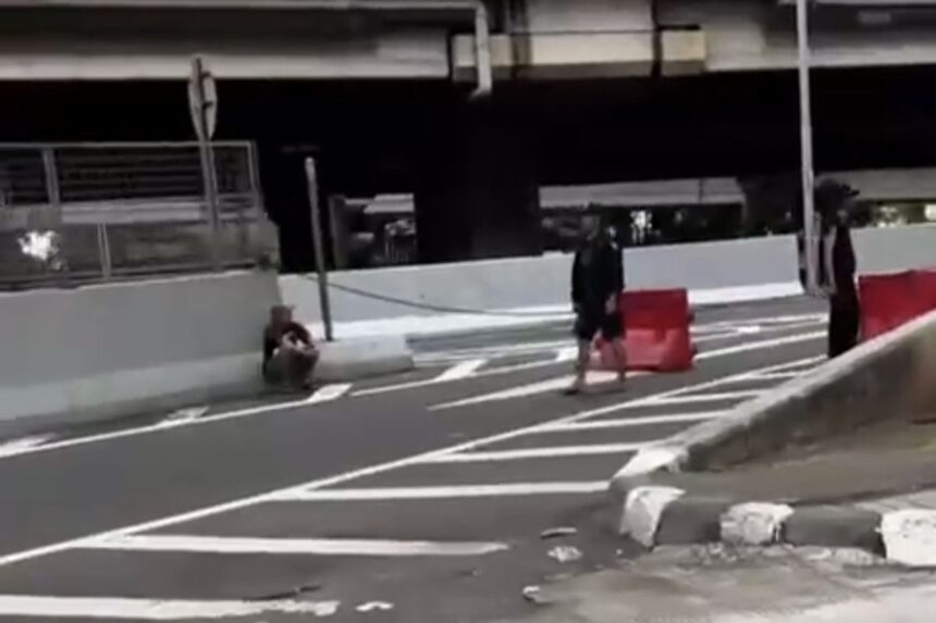 Sejumlah orang melakukan penjagaan di exit Tol Rawa Buaya, Cengkareng, Jakarta Barat. Foto: dok. Satlantas Polres Metro Jakarta Barat