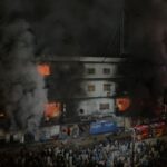 Kebakaran terjadi pada Sabtu malam di Gul Plaza, dan menyebar dengan cepat melalui toko-toko yang menjual kosmetik, pakaian, dan barang-barang plastik. Foto: Tangkapan layar CNN