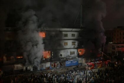 Kebakaran terjadi pada Sabtu malam di Gul Plaza, dan menyebar dengan cepat melalui toko-toko yang menjual kosmetik, pakaian, dan barang-barang plastik. Foto: Tangkapan layar CNN