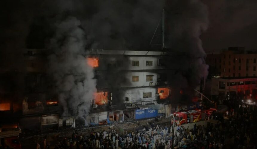 Kebakaran terjadi pada Sabtu malam di Gul Plaza, dan menyebar dengan cepat melalui toko-toko yang menjual kosmetik, pakaian, dan barang-barang plastik. Foto: Tangkapan layar CNN