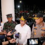 Gubernur Banten Andra Soni bersama Kapolda Banten Irjen Pol. Hengki mengikuti konferensi video Operasi Lilin 2025 yang dipimpin Kapolri Jenderal Listyo Sigit Prabowo. Foto : Humas Pemprov