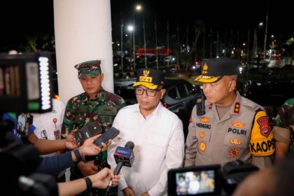 Gubernur Banten Andra Soni bersama Kapolda Banten Irjen Pol. Hengki mengikuti konferensi video Operasi Lilin 2025 yang dipimpin Kapolri Jenderal Listyo Sigit Prabowo. Foto : Humas Pemprov