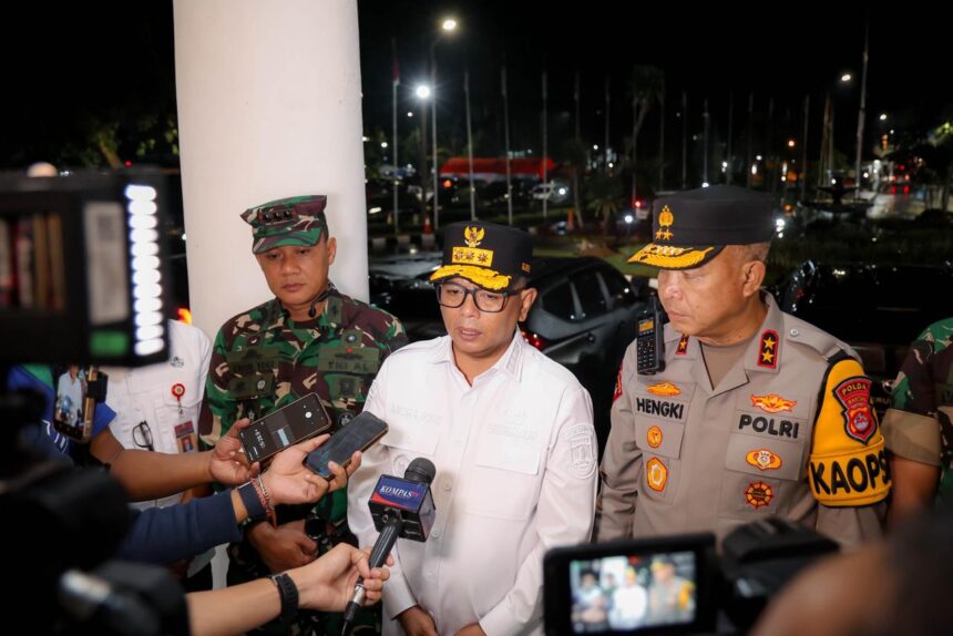 Gubernur Banten Andra Soni bersama Kapolda Banten Irjen Pol. Hengki mengikuti konferensi video Operasi Lilin 2025 yang dipimpin Kapolri Jenderal Listyo Sigit Prabowo. Foto : Humas Pemprov