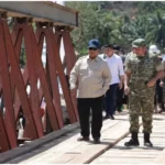 Presiden Prabowo saat meninjau Jembatan Sungai Garoga yang menghubungkan Tapanuli Tengah dan Tapanuli Selatan. Foto : Tim Media Presiden
