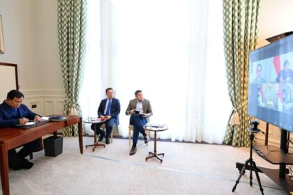 Presiden Prabowo saat memimpin ratas PKH dari London, Inggris.