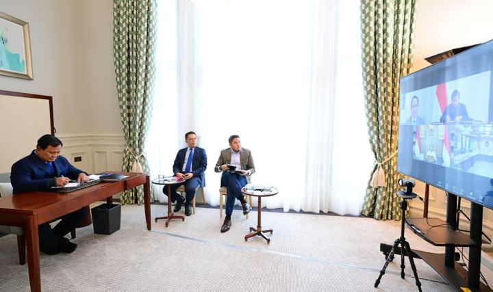 Presiden Prabowo saat memimpin ratas PKH dari London, Inggris.