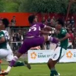 Tendangan kungfu kiper PSIR Rembang. Foto: Tangkapan Layar Instagram Persikaba Blora