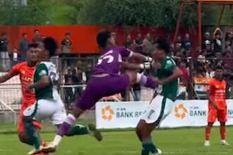 Tendangan kungfu kiper PSIR Rembang. Foto: Tangkapan Layar Instagram Persikaba Blora