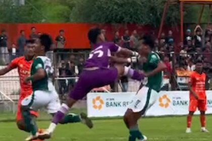 Tendangan kungfu kiper PSIR Rembang. Foto: Tangkapan Layar Instagram Persikaba Blora