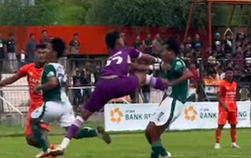 Tendangan kungfu kiper PSIR Rembang. Foto: Tangkapan Layar Instagram Persikaba Blora