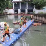 Petugas PJLP saat melakukan pembersihan sampah dampak banjir di Jakarta.(foto istimewa)