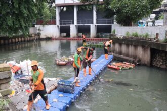 Petugas PJLP saat melakukan pembersihan sampah dampak banjir di Jakarta.(foto istimewa)