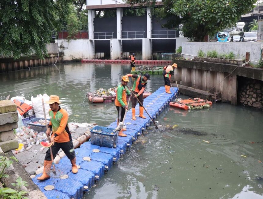 Petugas PJLP saat melakukan pembersihan sampah dampak banjir di Jakarta.(foto istimewa)
