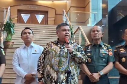 Kepala Badan Pemeriksaan Keuangan dan Pembangunan (BPKP), M Yusuf Ateh bersama Kabareskrim Polri, Komjen Syahardiantono, Kepala Staf Umum Ricard Taruli, Jaksa Agung Muda Pidana Khusus (Jampidsus), Febrie Adriansyah dan Juru Bicara Satgas PKH, Barita Simanjuntak, serta stakeholder lain, dalam konfrensi pers terkait Pengawasan Hutan Indonesia di Gedung BPKP Jakarta, Rabu (14/1/2026). Foto: Joesvicar Iqbal/ipol.id