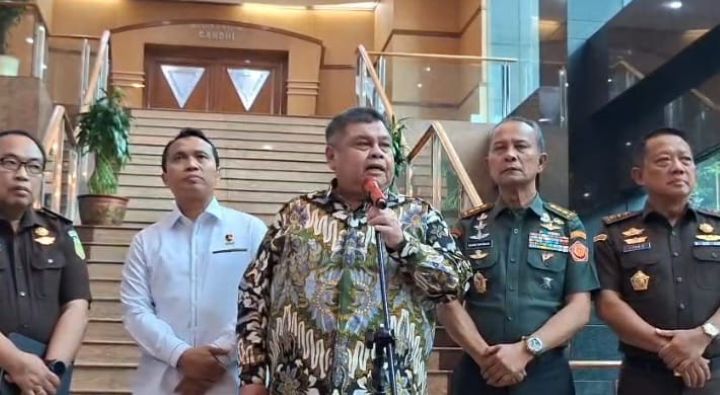 Kepala Badan Pemeriksaan Keuangan dan Pembangunan (BPKP), M Yusuf Ateh bersama Kabareskrim Polri, Komjen Syahardiantono, Kepala Staf Umum Ricard Taruli, Jaksa Agung Muda Pidana Khusus (Jampidsus), Febrie Adriansyah dan Juru Bicara Satgas PKH, Barita Simanjuntak, serta stakeholder lain, dalam konfrensi pers terkait Pengawasan Hutan Indonesia di Gedung BPKP Jakarta, Rabu (14/1/2026). Foto: Joesvicar Iqbal/ipol.id