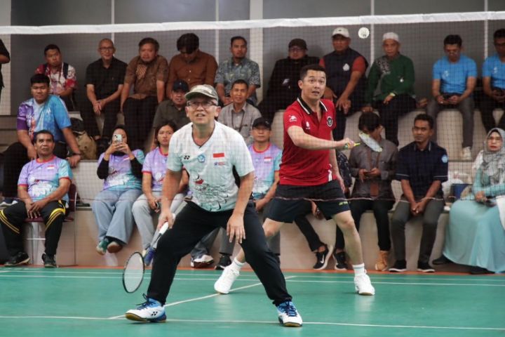 Wamenpora Taufik Hidayat bermain saat peresmian renovasi Gedung Bulu Tangkis Kemendikdasmen di Senayan. (Foto:raiky/kemenpora.go.id)