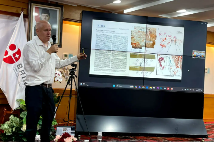 Ahli arkeologi dan geokimia dari Griffith University dan Southern Cross University, Prof. Maxime Aubert saat menyampaikan pertanggalan gambar cadas tertua dalam acara konferensi pers di Gedung BJ Habibie Jakarta.
